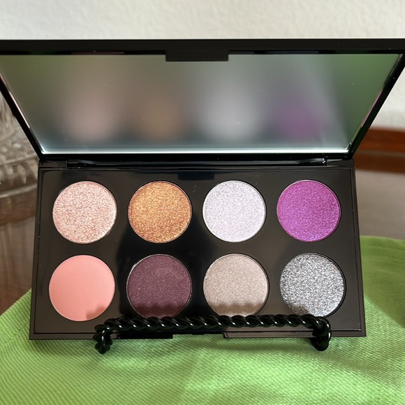 “That’s so Betty” BettyBoop x Ipsy 
Eyeshadow Palette & dbd 5 Brush Set - Picture 4 of 11